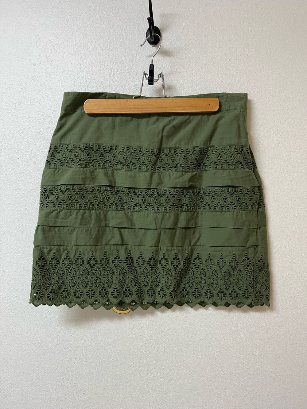 GAP Olive Eyelet Lace Mini Skirt women’s size 6.